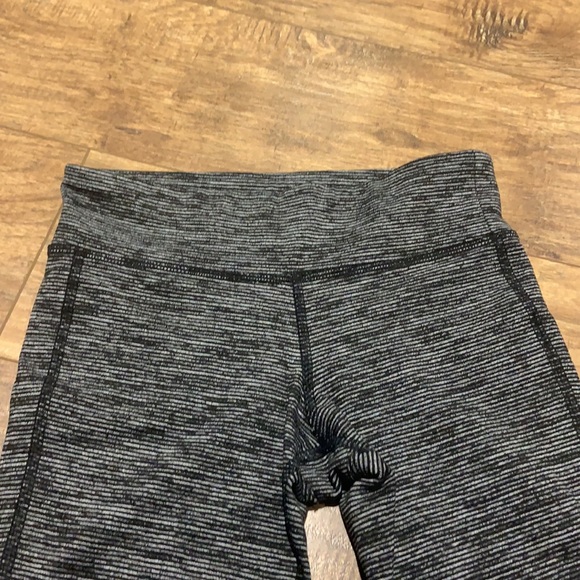 Old Navy workout capris - Picture 2 of 8